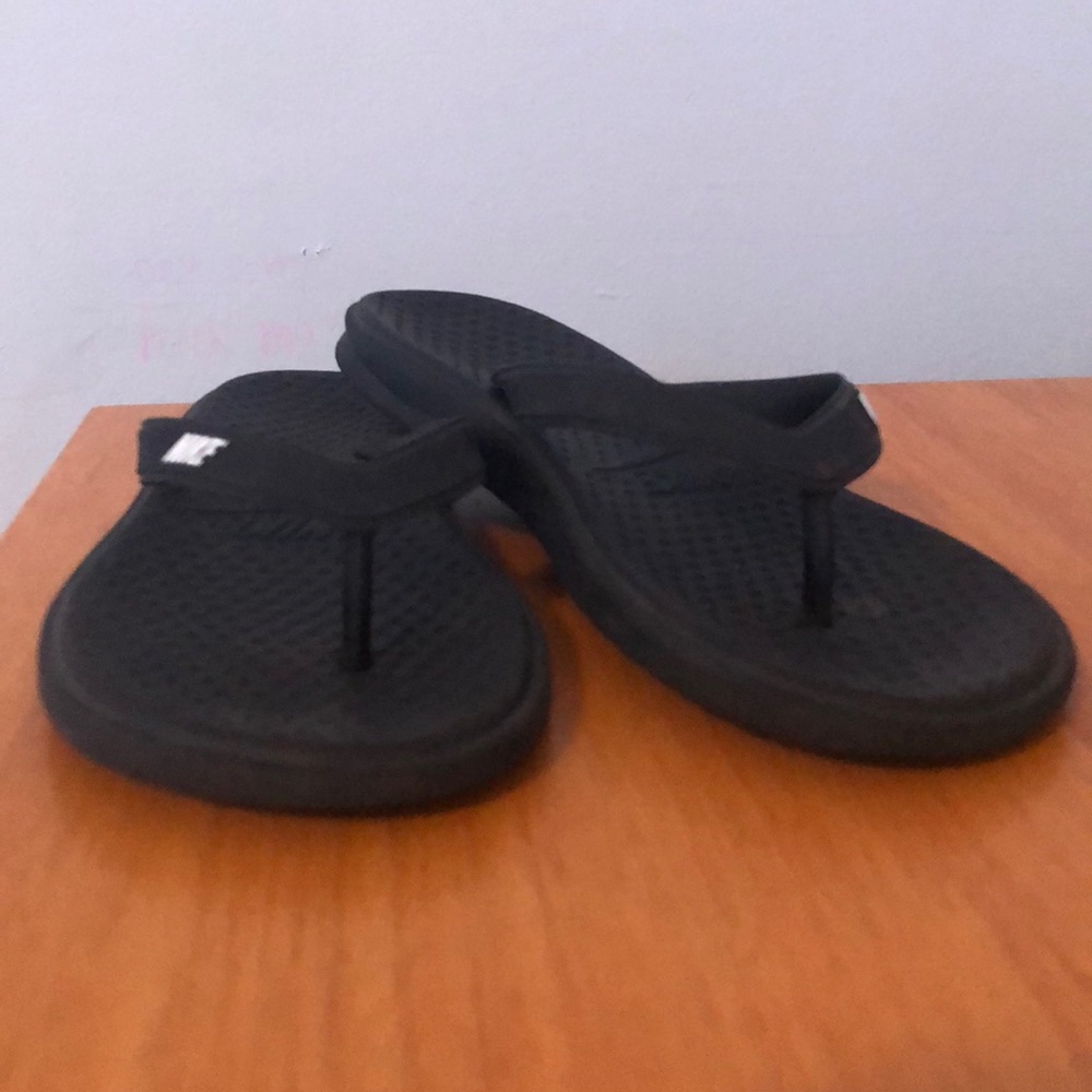 Black nike flip flops